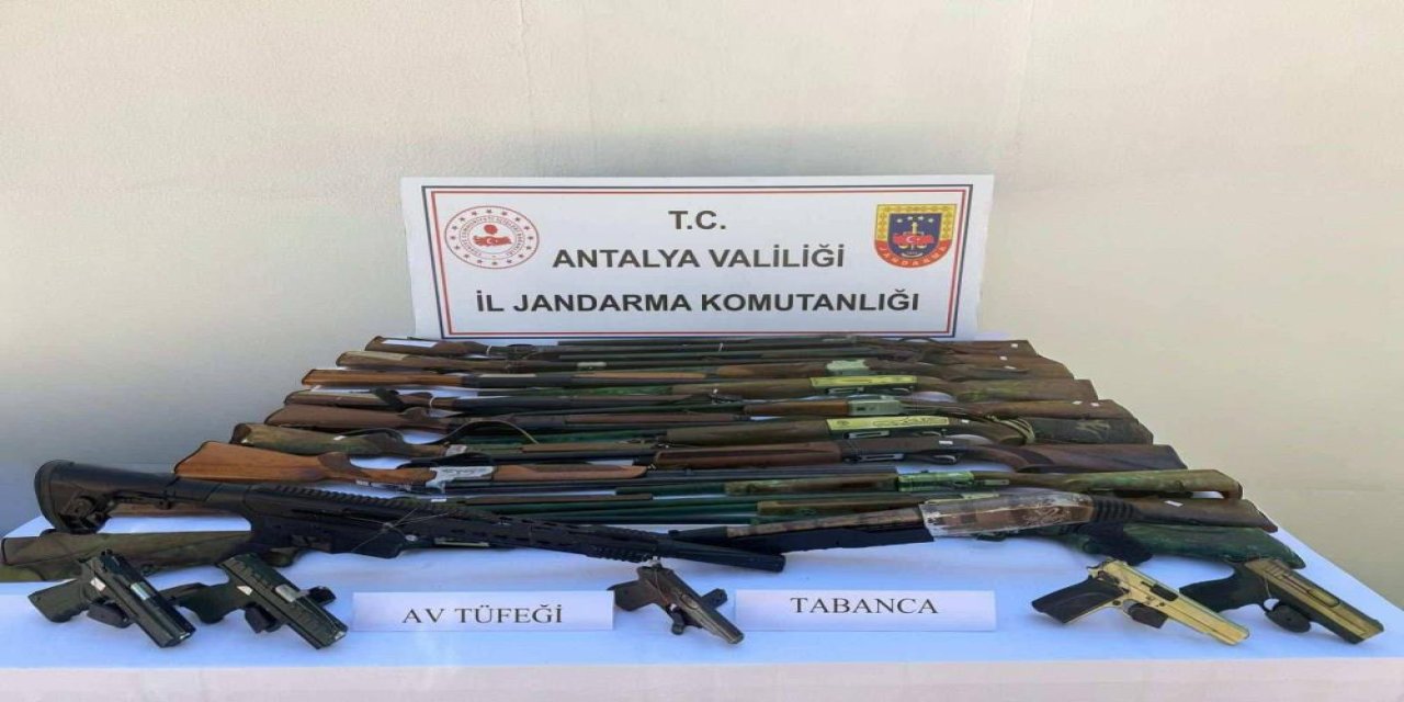 Elmalı’da ruhsatsız 20 silah ele geçirildi