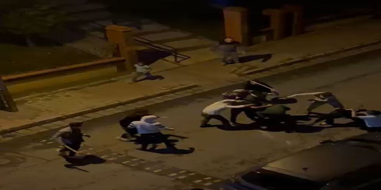 Küçükçekmece’de iki grup arasındaki sopalı kavga cep telefonu kamerasında