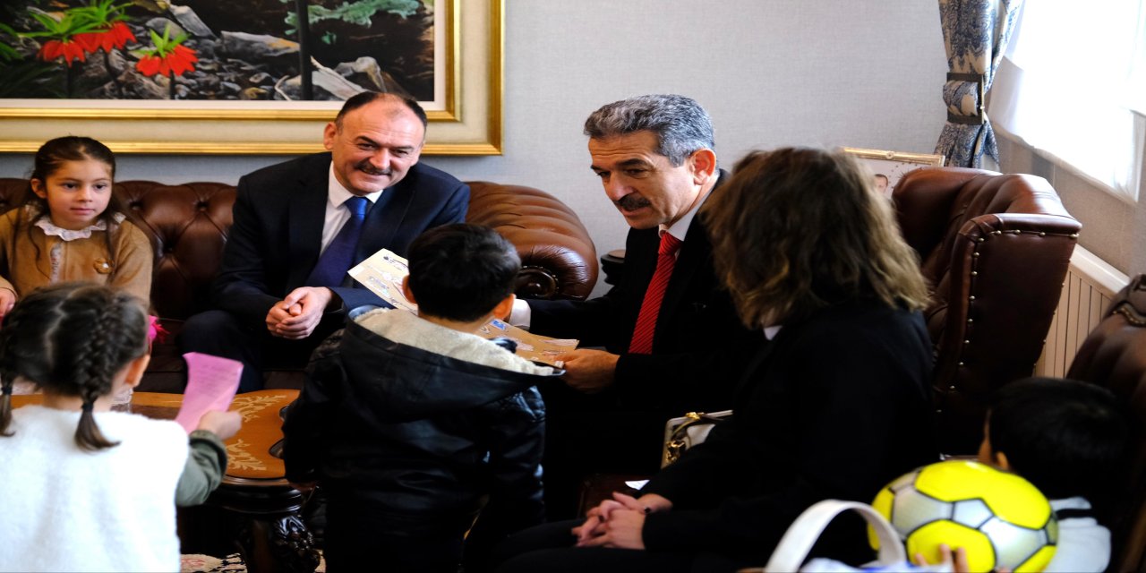 Minik Öğrencilerden Vali Ekici’ye Neşeli Ziyaret