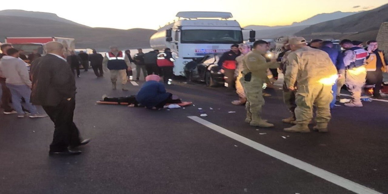 Van-Hakkari karayolunda otomobil tırla çarpıştı: 2 ölü, 5 yaralı