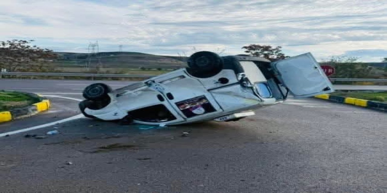 Hafif Ticari Araç Refüjde Takla Attı