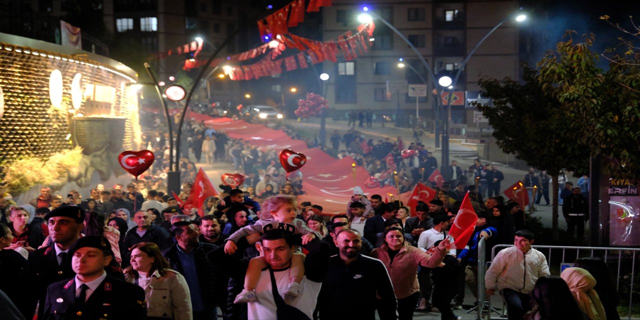 Şırnak'ta 102. Yıla Özel 102 Metrelik Dev Türk Bayrağıyla Kutlama