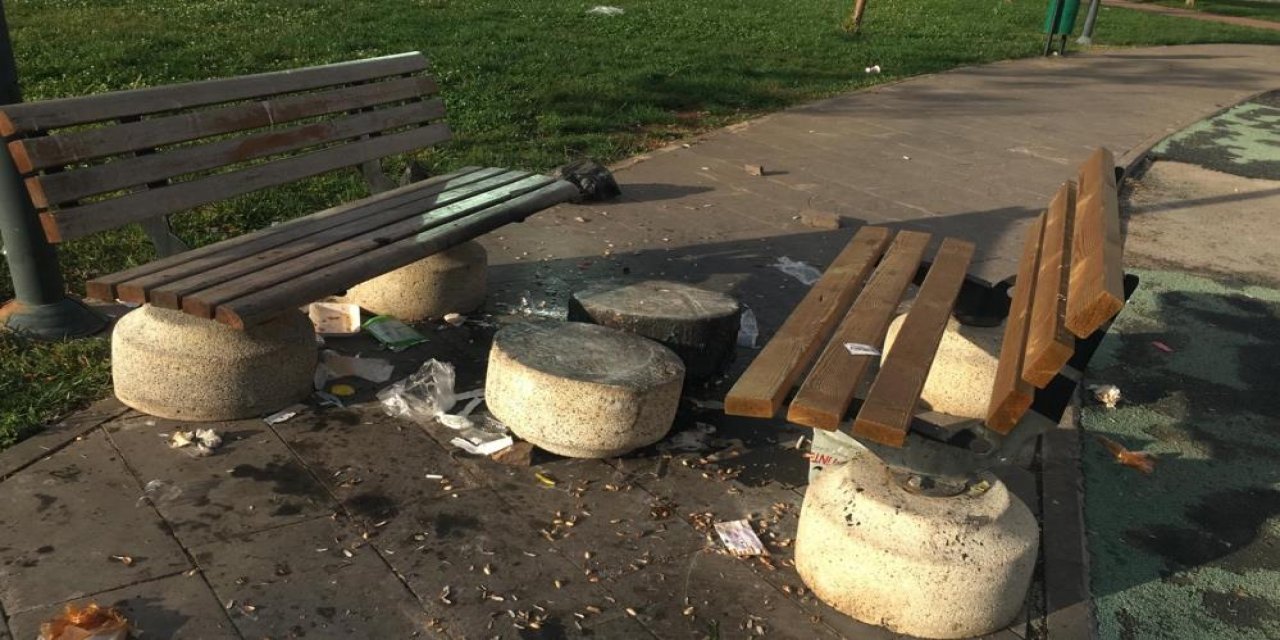 Diyarbakır'da bazı parklarda oturma bankları yakıldı