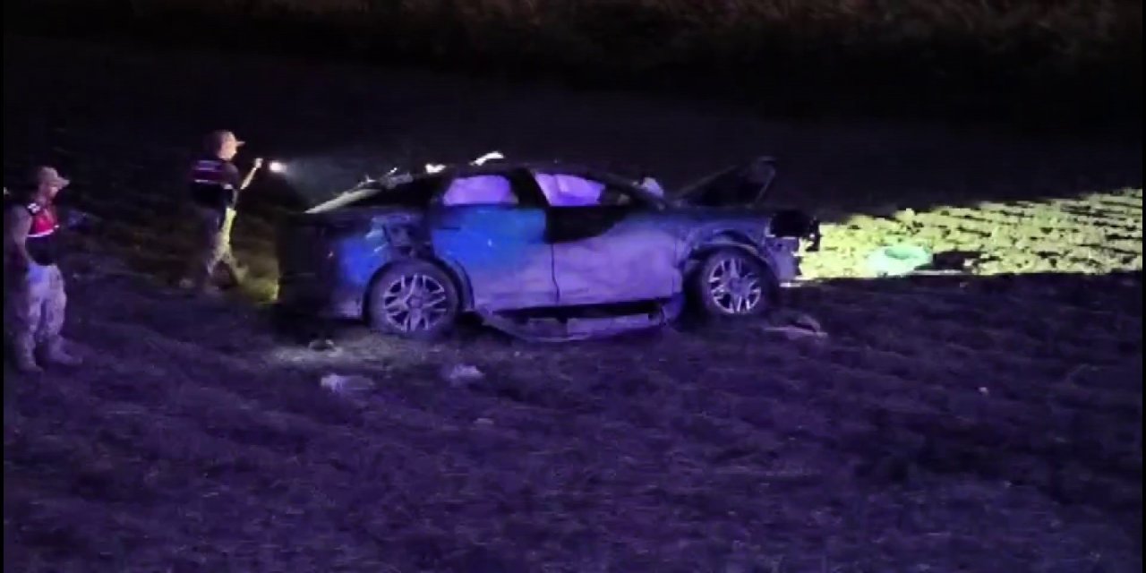 Lastiği patlayan otomobil tarlaya uçtu: 1 ölü, 2 yaralı