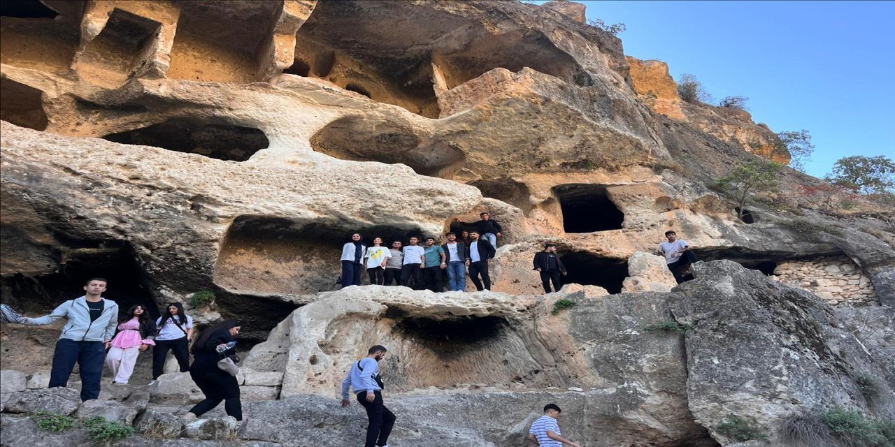 Şırnak Üniversitesi Öğrencileri Tarih ve Doğa Gezisi Düzenledi