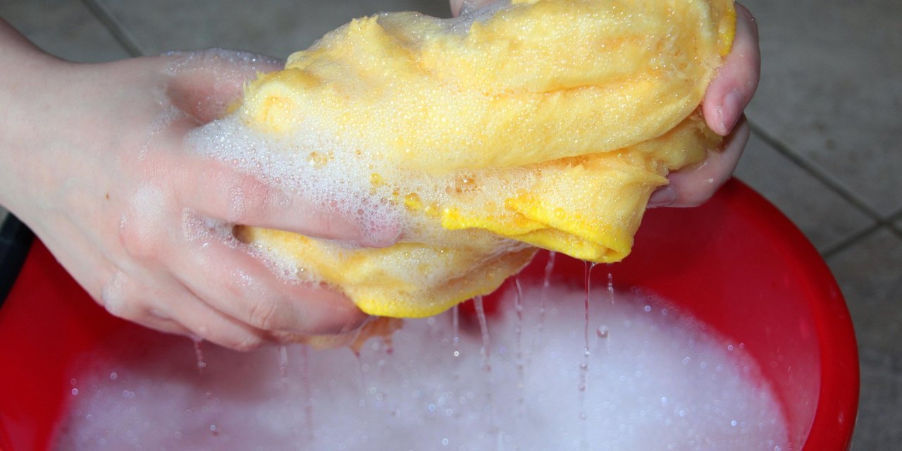 Evde toza doğal çözüm: Bir bardak su yeter, bakım derdi yok