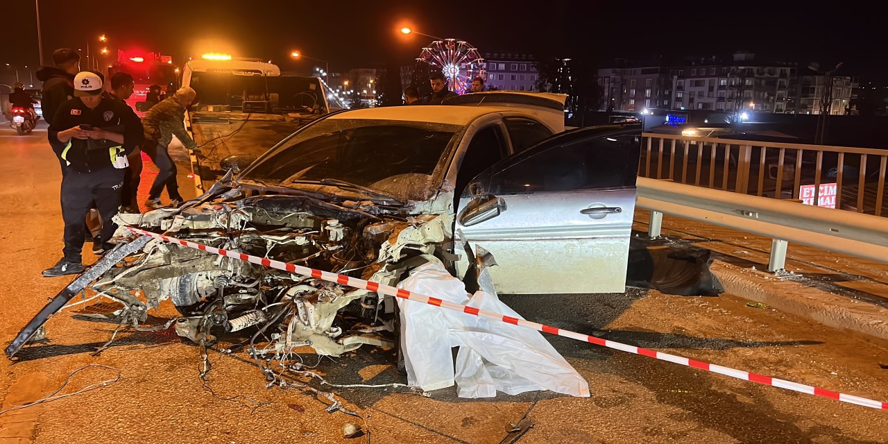 Görüntüler Korkunç! Otomobil Hurdaya Döndü, Motoru Yolun Ortasına Fırladı