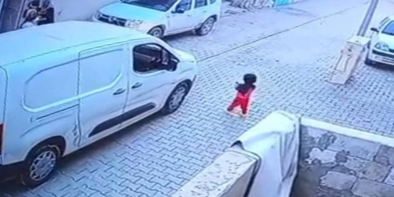 Kargo aracının çarptığı 2 yaşındaki çocuk hayatını kaybetti.