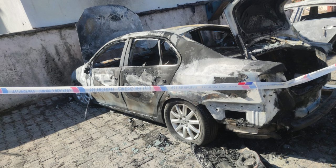 Şırnak’ta Gece Yarısı Araç Yangını: 2 Araç Kullanılamaz Hale Geldi