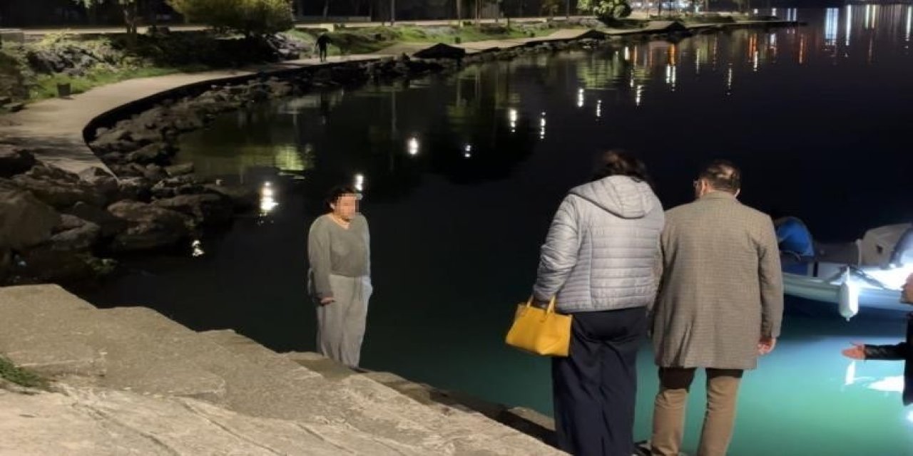 Son Anda Geri Döndü: Denize Atlamak İsteyen Kızı Anne ve Babası Kurtardı!