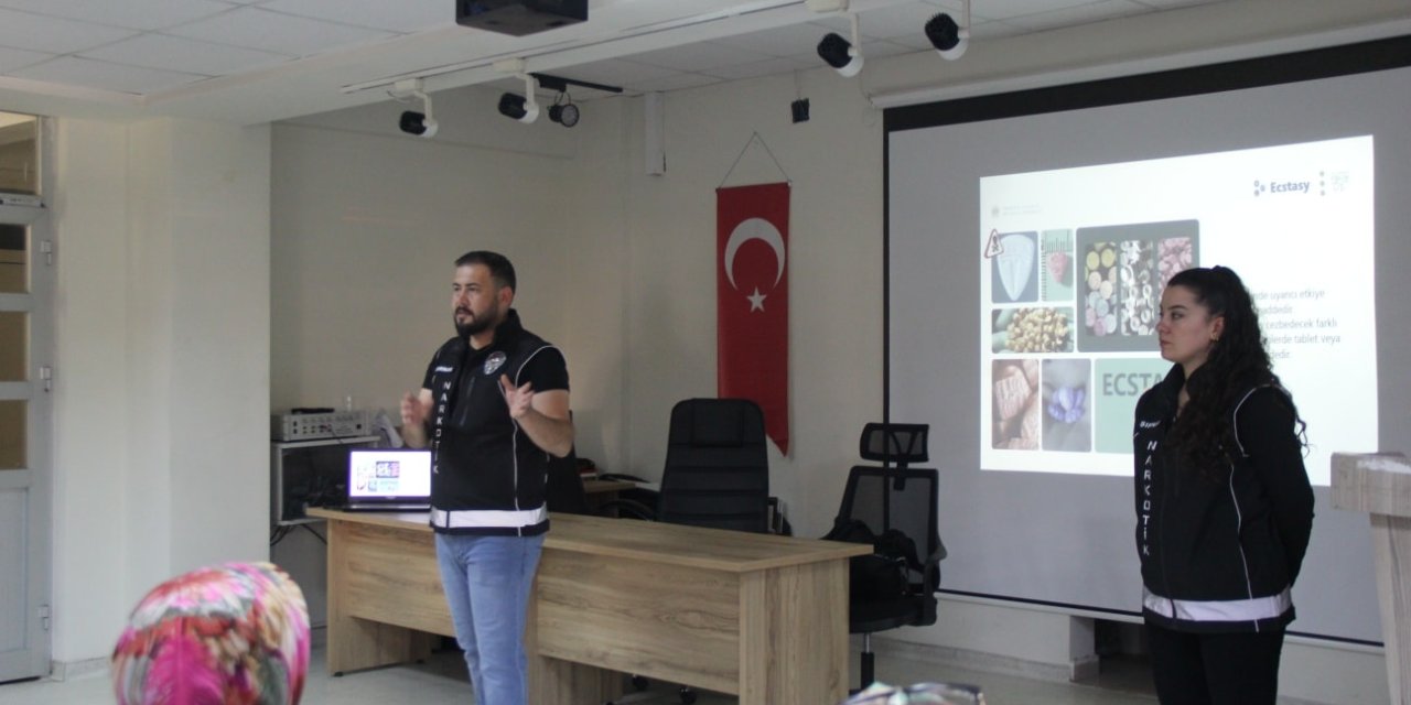 Cizre’de “En İyi Narkotik Polisi Anne” Semineri