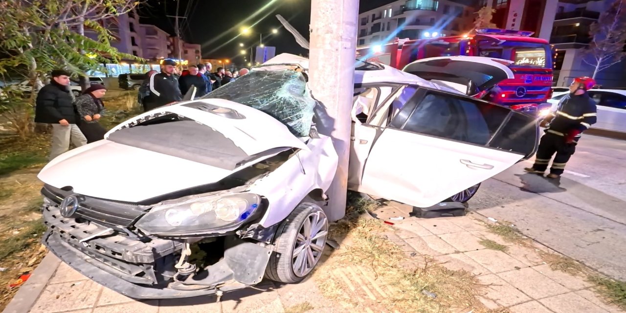 Korkunç Kaza: Otomobil Elektrik Direğine Adeta Saplandı!