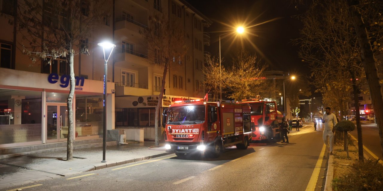 Önce yangını söndürdüler, sonra kavga ettiler