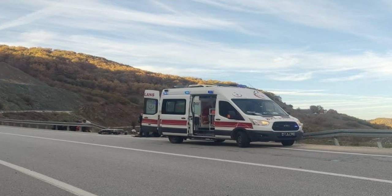 Elektrik Direğine Çarpan Kamyonet Menfeze Düştü!