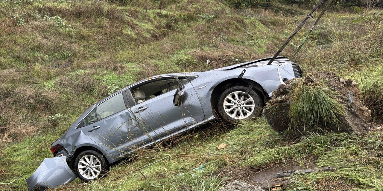 Beşiktaş’ta Yağmur Nedeniyle Kaza: Otomobil Takla Atıp Şarampole Uçtu!
