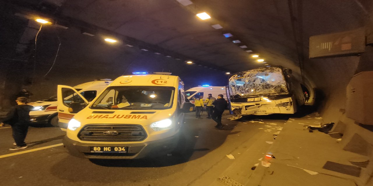 Düziçi'nde Yolcu Otobüsü ve Tır Çarpıştı: Korkunç Kazada 5 Kişi Yaralı!