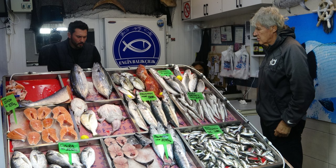 Hamsi denizlerde yüzünü gösterdi tezgahlarda fiyatını korudu