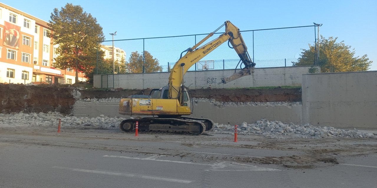 Öğrenci Güvenliği İçin Harekete Geçildi: Okul Duvarı Yıkılıyor!