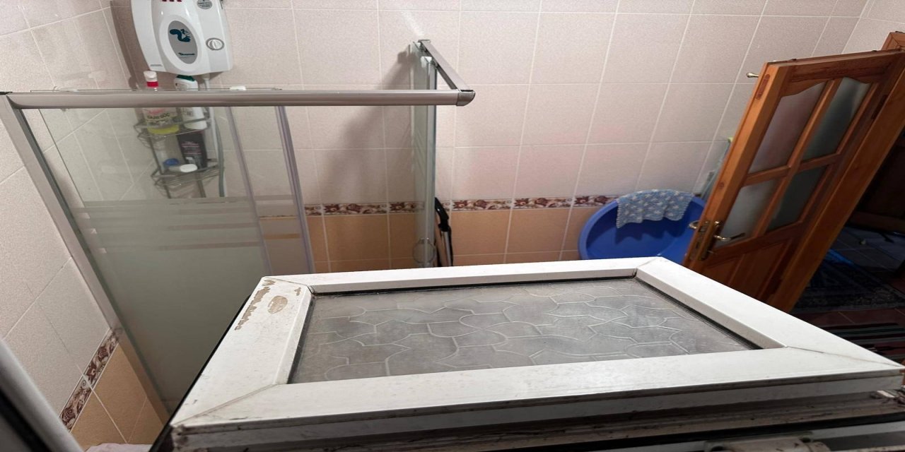 Banyodan Girdi, Ağzını Bantladı: 70 Yaşındaki Ayşe K.'nin Bileziklerini Çaldı!