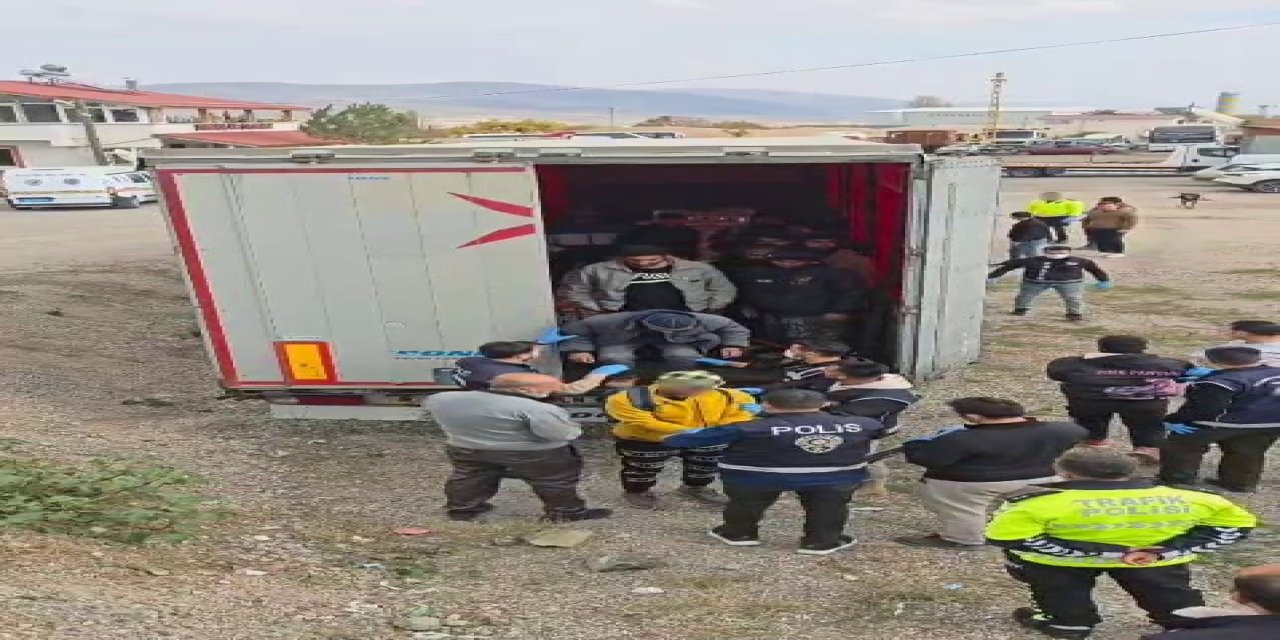 Tır dorsesinde 18 kaçak göçmen yakalandı, sürücüler tutuklandı