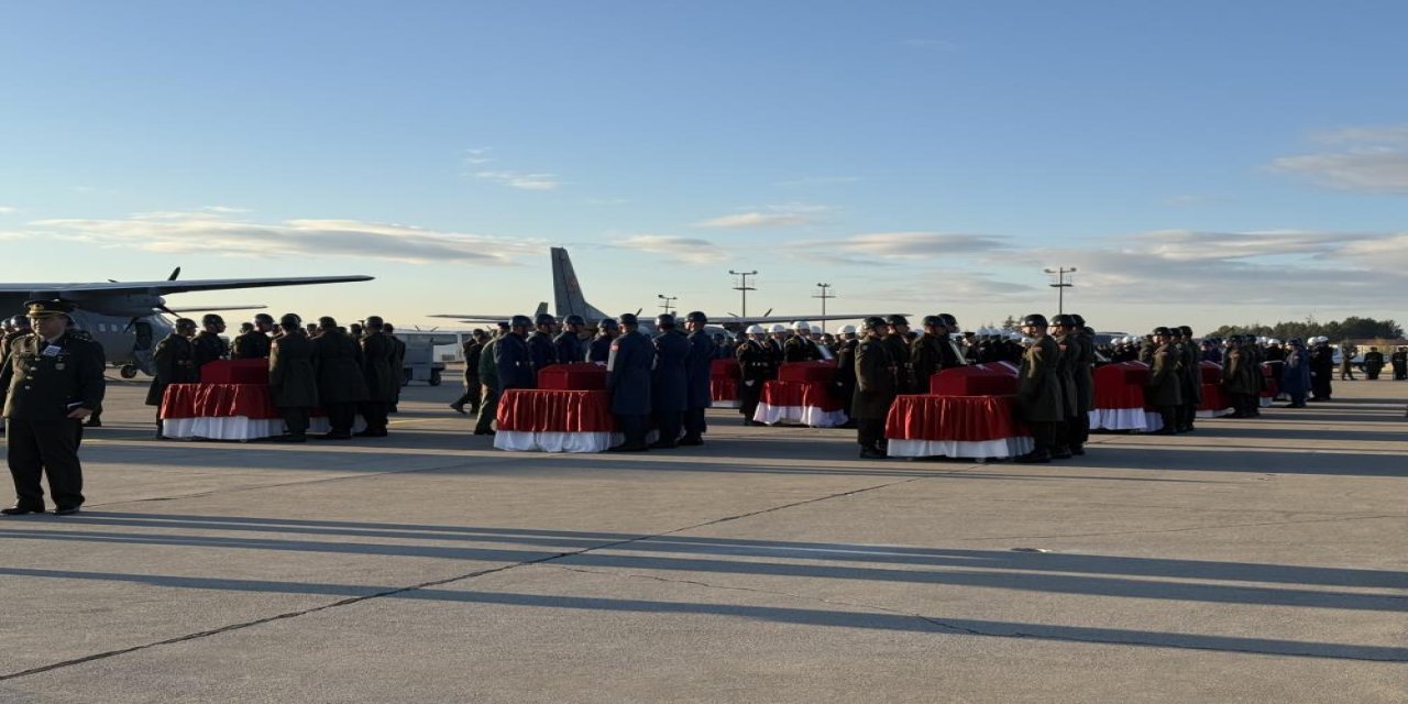 Gürcistan’daki uçak kazasında şehit olan 20 asker için tören düzenlendi
