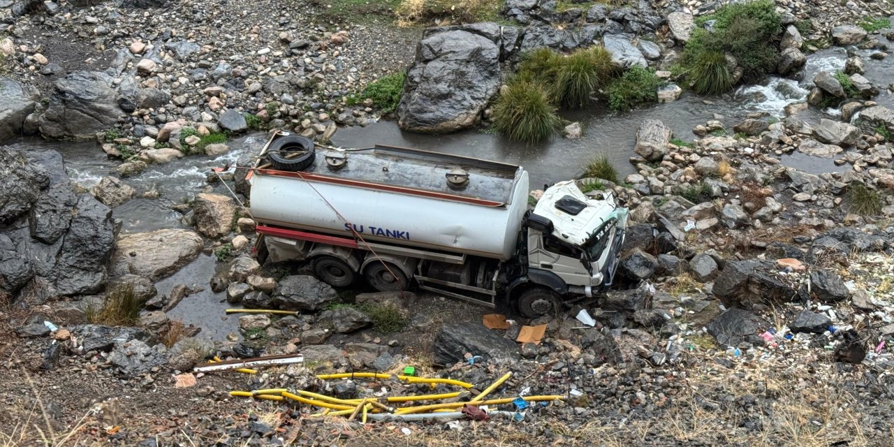 Şırnak Uludere'de su tankeri uçurumdan yuvarlandı, sürücü feci şekilde yaralandı