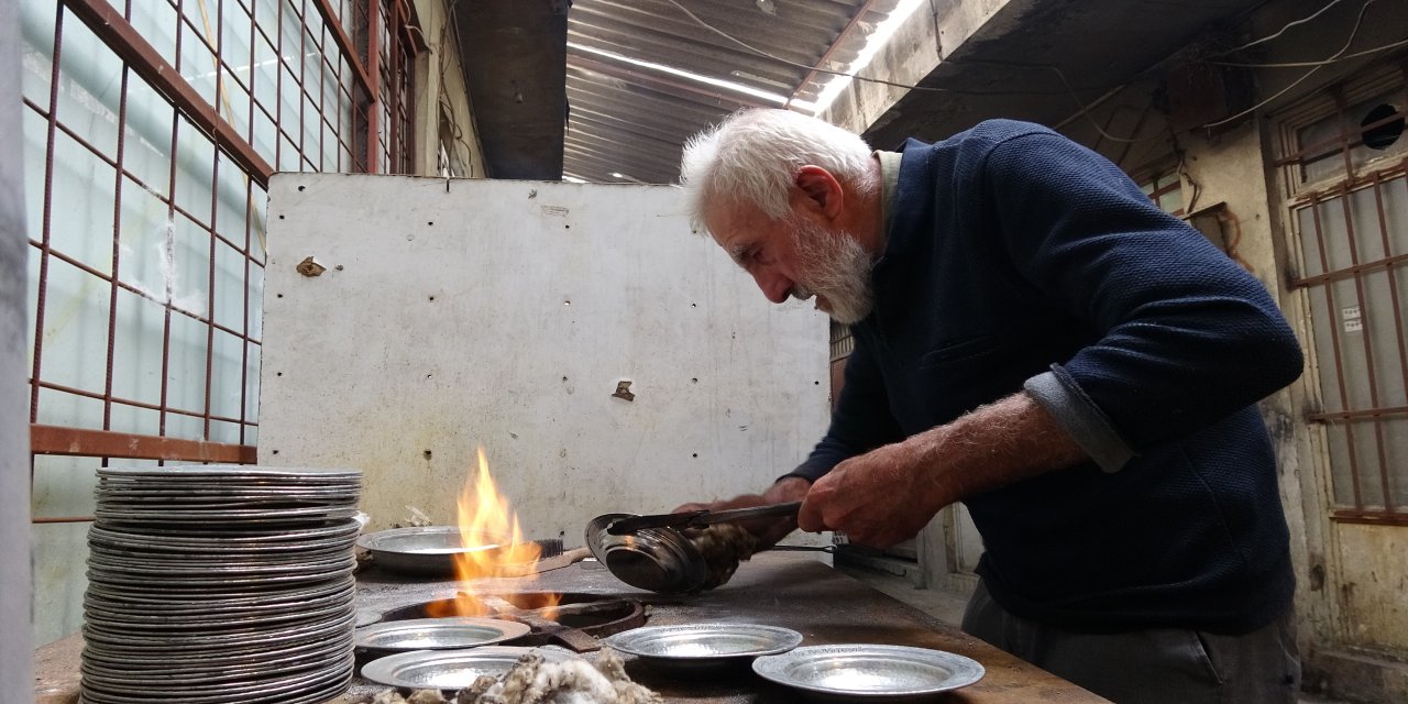 70 Yıllık Meslek Aşkı: Alzheimer Hastası Kalaycı Usta Ocağı Bırakmıyor!