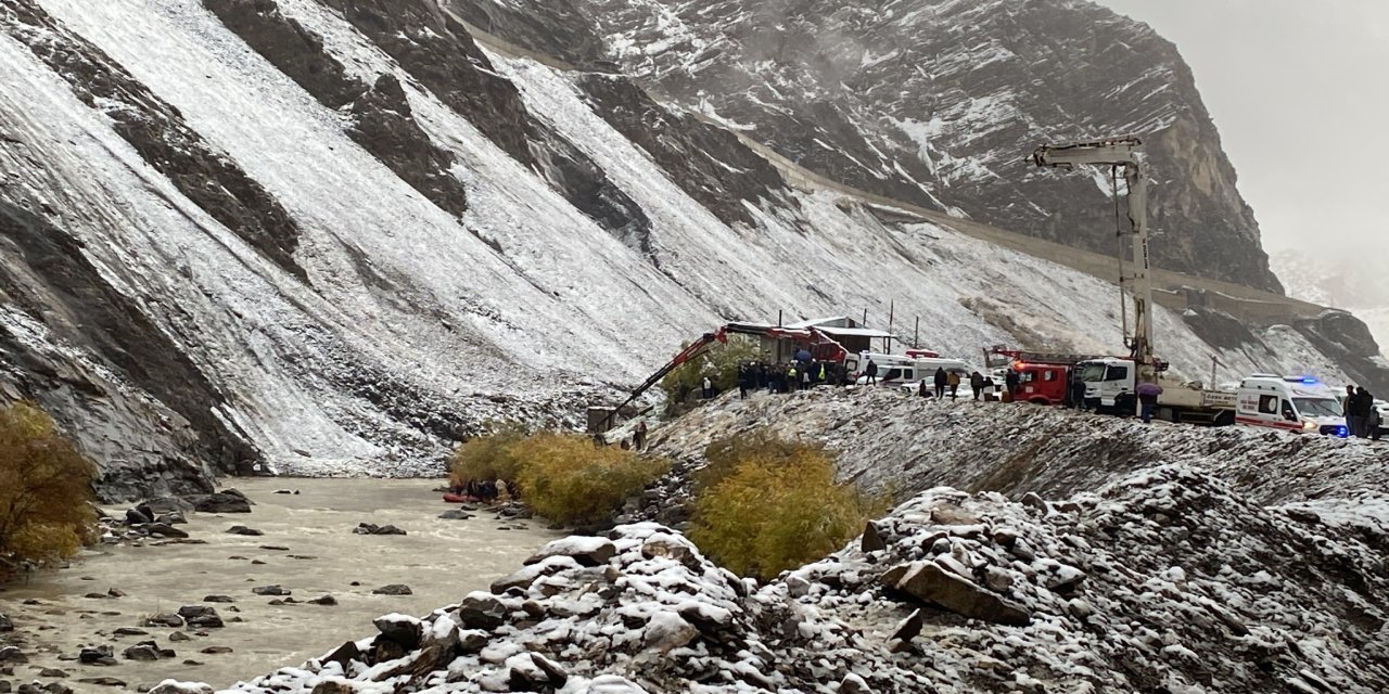 Dehşet Anları! Kayalardan Kaçan Araç Zap Suyu'na Uçtu, 4 Madenci Mahsur Kaldı!