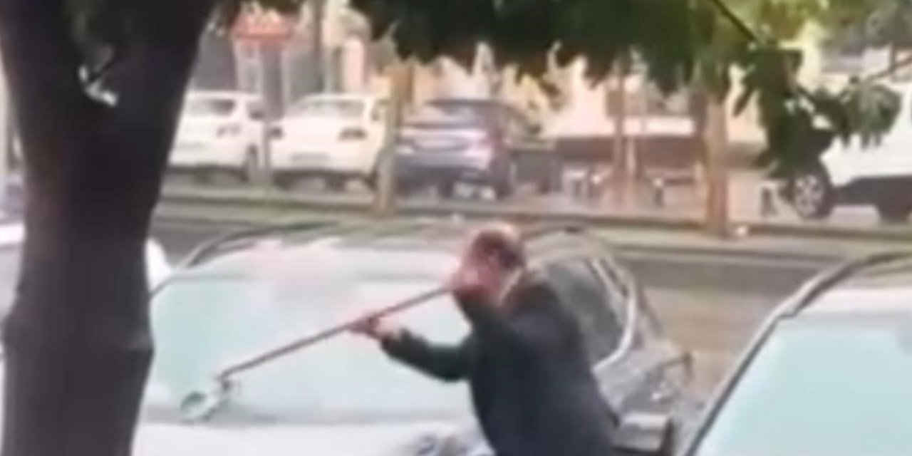 Sağanak yağışı fırsata çevirdi, yağmur altında arabasını yıkadı