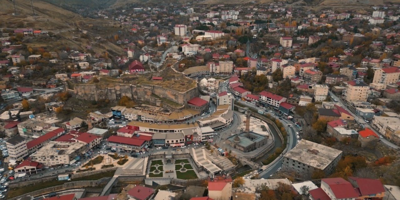 Bitlis'te Sonbahar Şöleni: Tarihi Çarşı ve Kale Altın Tonlara Büründü!