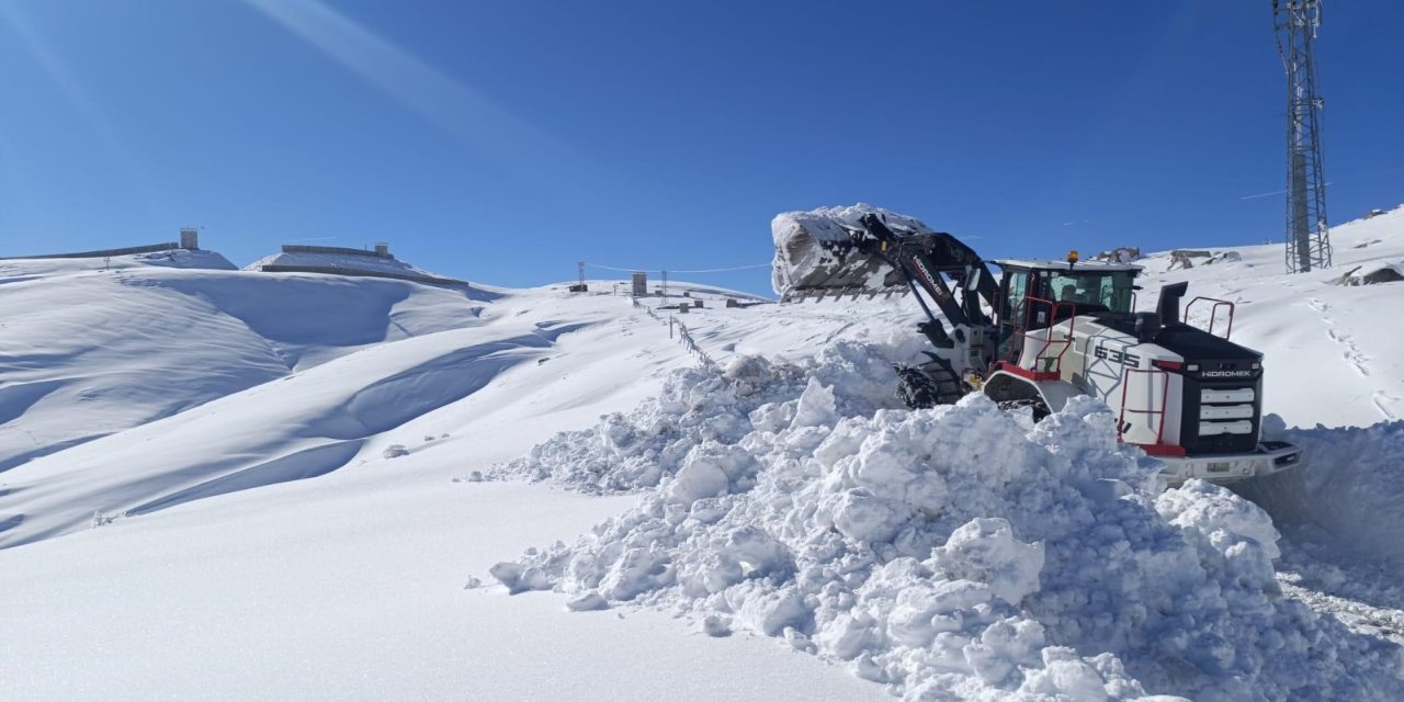 Şırnak'ta Yoğun Kar Yağışı: Kar Kalınlığı 1 Metreyi Aştı, Ekipler Alarmda!