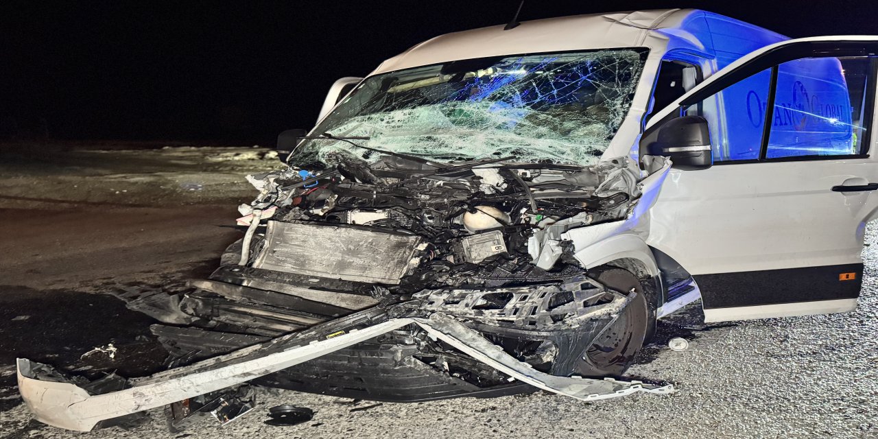 Edirne’de Korkunç Kaza: Tıra Çarpan Panelvan Hurda Yığınına Döndü, Sürücü Sıkıştı!