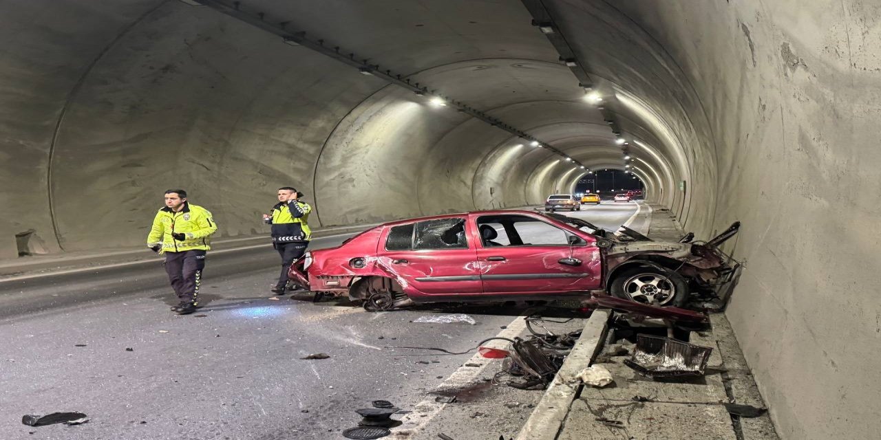 Tünel Duvarına Çarptı: 2 Genç Ağır Yaralı, Araç Hurdaya Döndü!