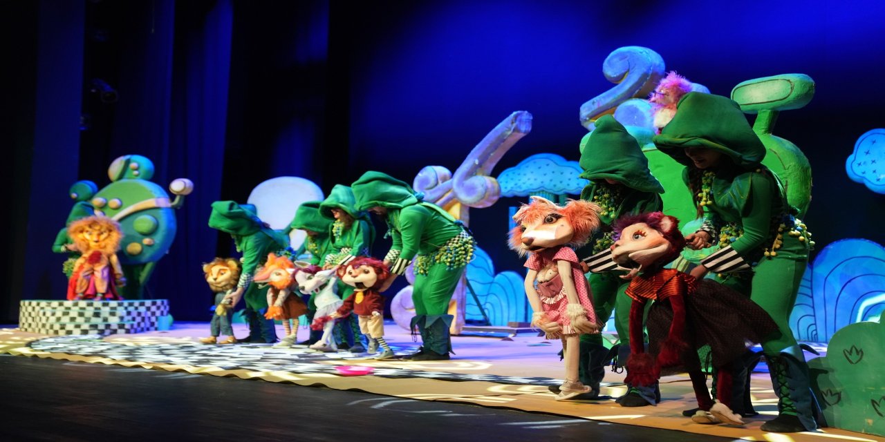 Şehitkamil’de Tiyatro Şöleni Başladı: İlk 2 Günde 2 Bin 400 Çocuk Sanatla Buluştu!