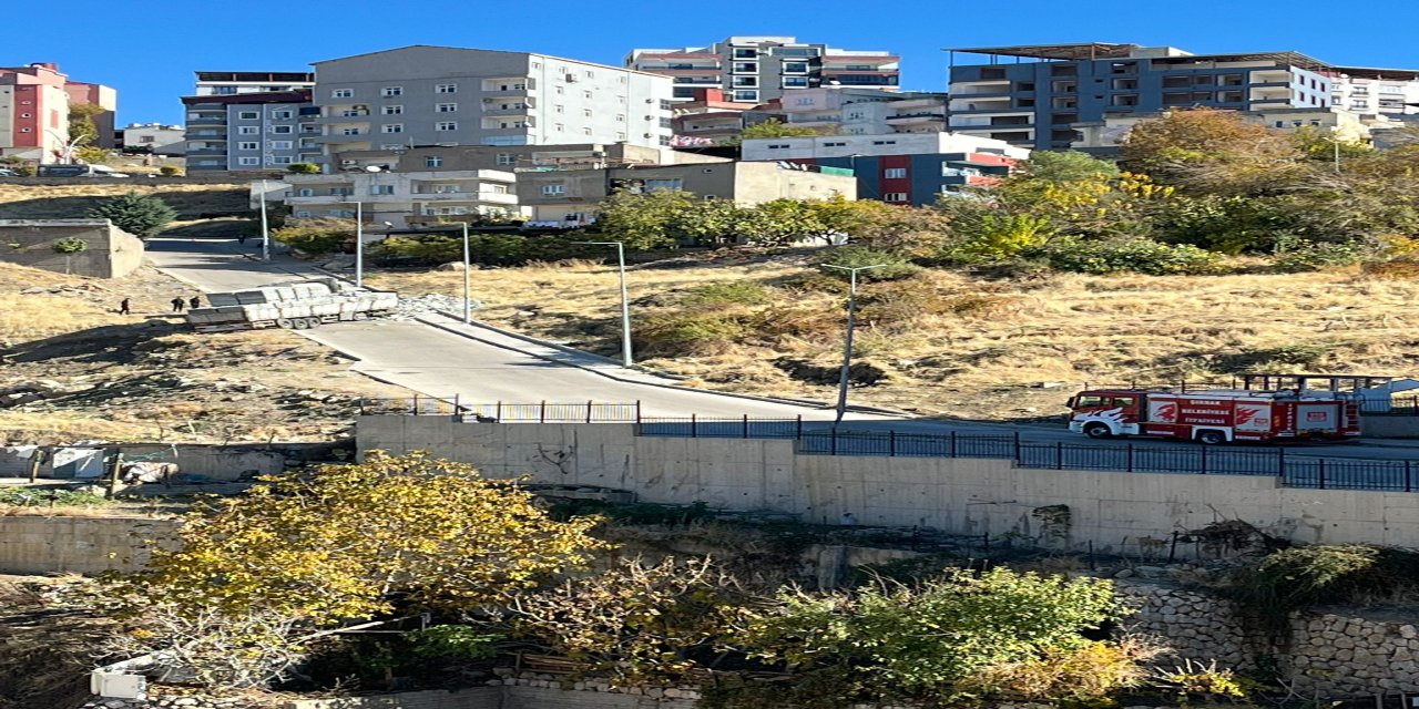 Şırnak’ta tır yokuşu çıkamadı, şarampole devrildi