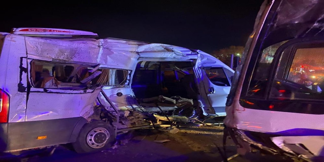 Kemalpaşa’da işçi servisleri çarpıştı: 15 yaralı