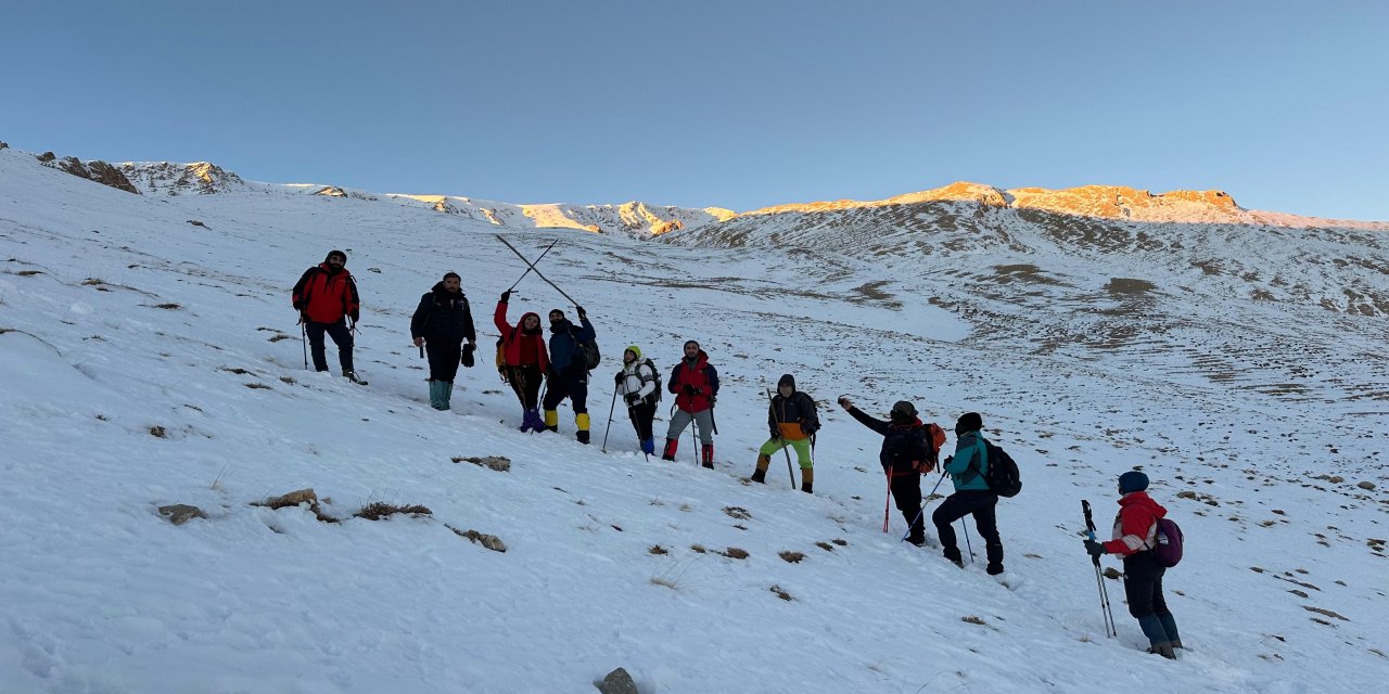 Vanlı dağcılardan 'Öğretmenler Günü'ne özel tırmanış