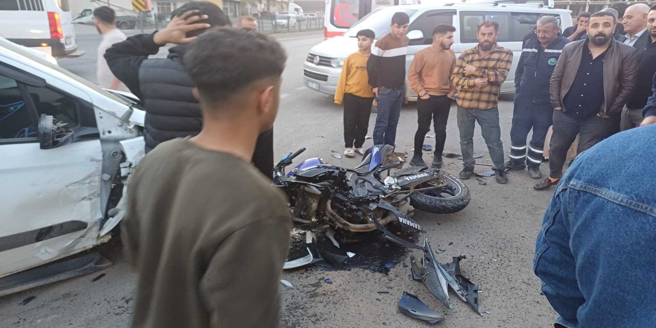 Şırnak'ta Hafif Ticari Araçla Çarpışan Motosikletteki İki Kişi Yaralandı