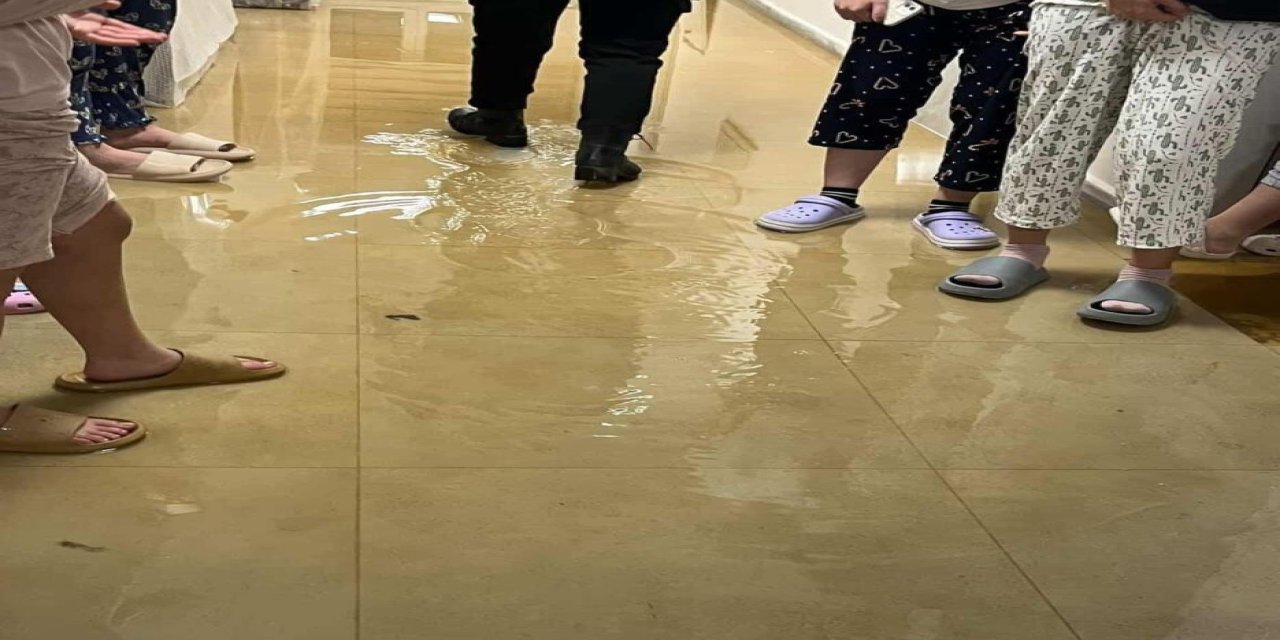 Kız yurdunda patlayan su borusu nedeniyle bazı odaları su basti