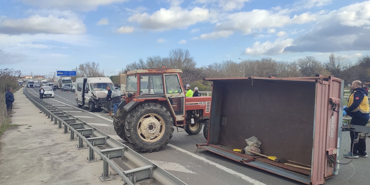 Midibüs traktör römorkuna çarptı: 1 yaralı