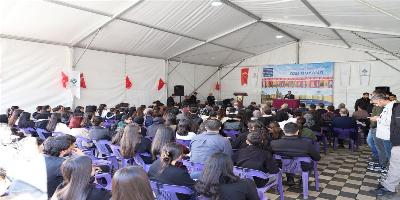 Rektör Alkış, Cizre Kitap Fuarı'nda Okurlarıyla Edebiyat Üzerine Buluştu
