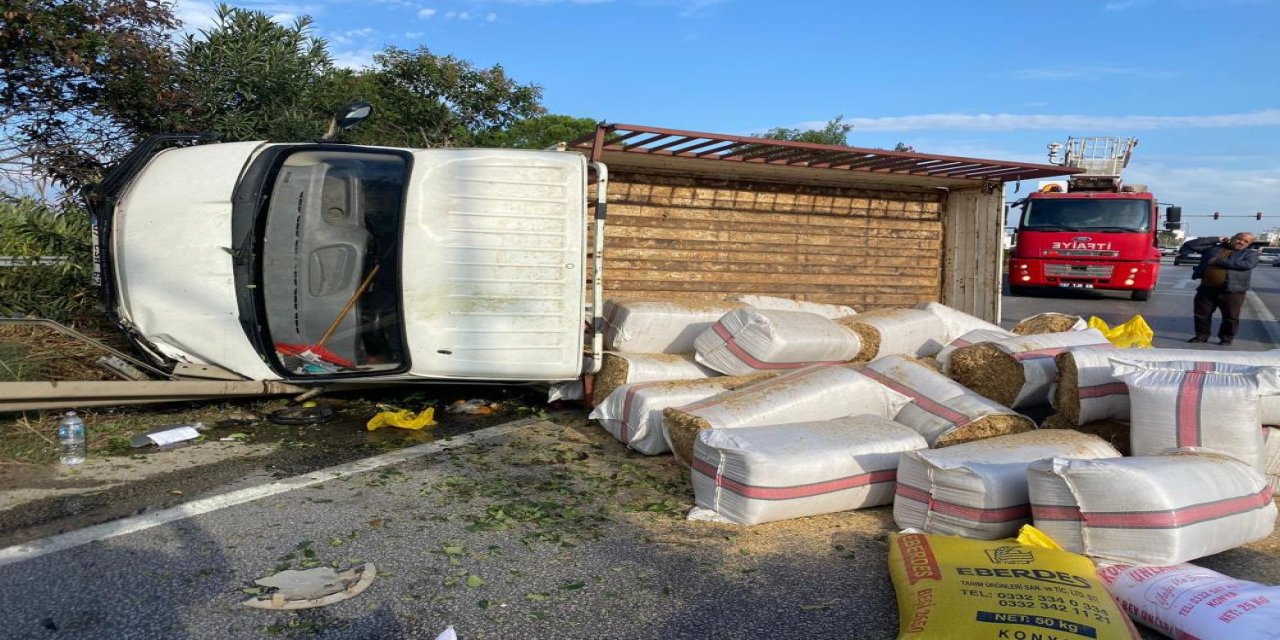 Antalya'da saman yüklü kamyonet devrildi, yol trafiğe kapandı