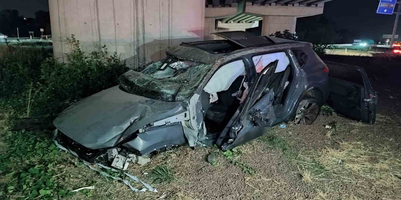 Refüje giren otomobilde 5 kişi yaralandı