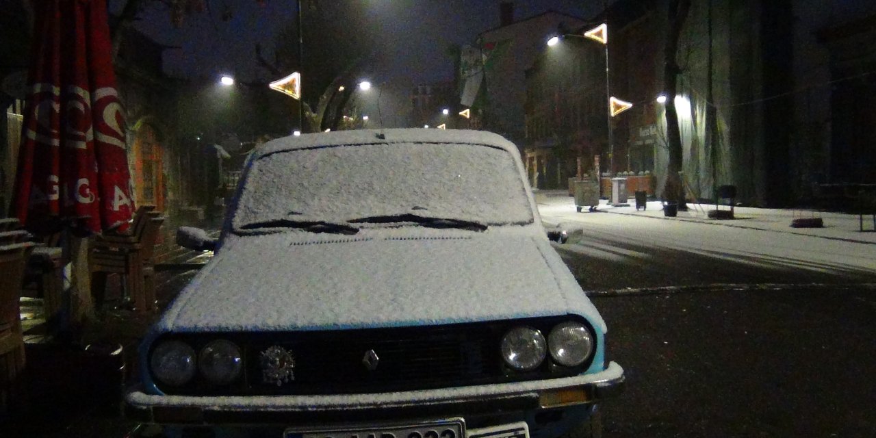 Kars'a mevsimin ilk karı düştü