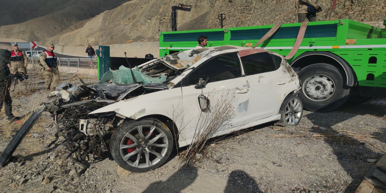 Van'da 3 gence mezar olan otomobil, sudan çıkarıldı