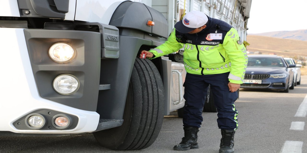 Kış Geliyor: Jandarma Ekipleri Kazaları Önlemek İçin Lastik ve Teknik Kontrolleri Sürdürüyor