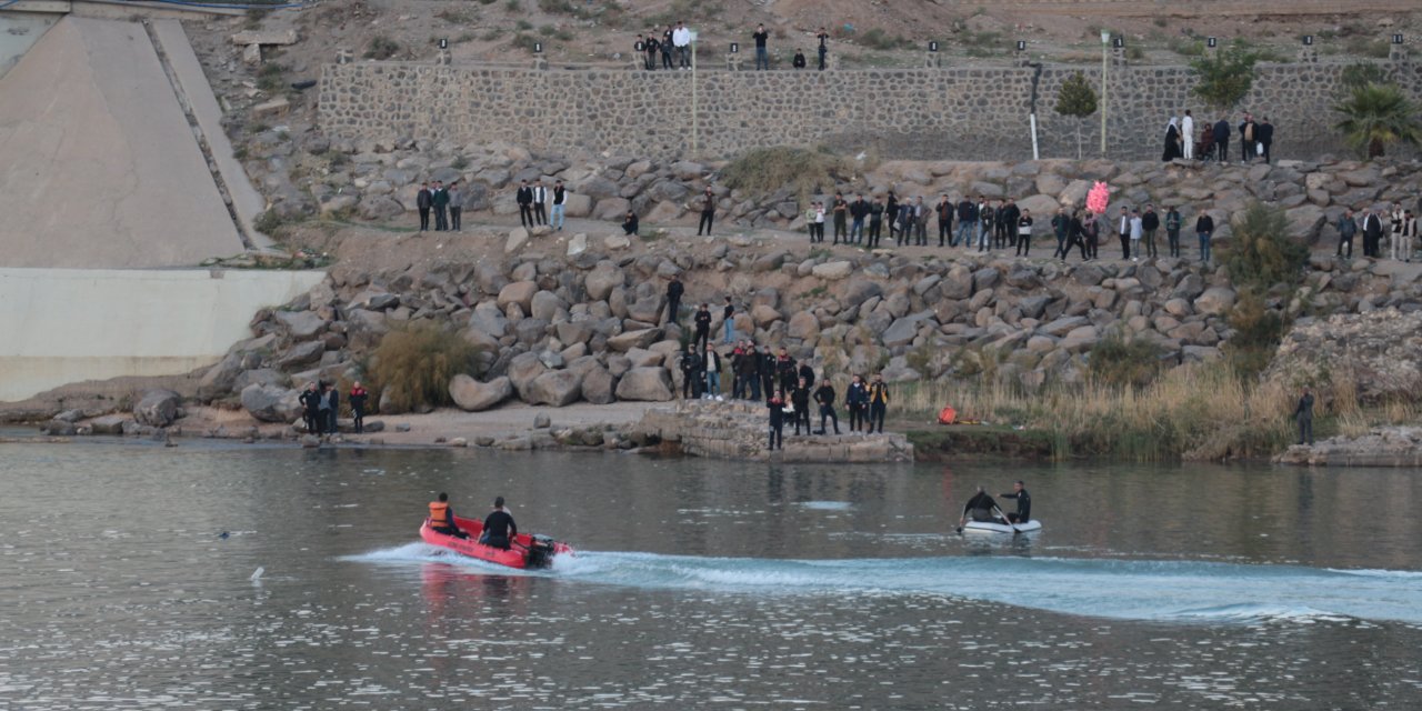 Küçük çocuk Nehre düşen terliğini almak isterken suya düşüp kayboldu