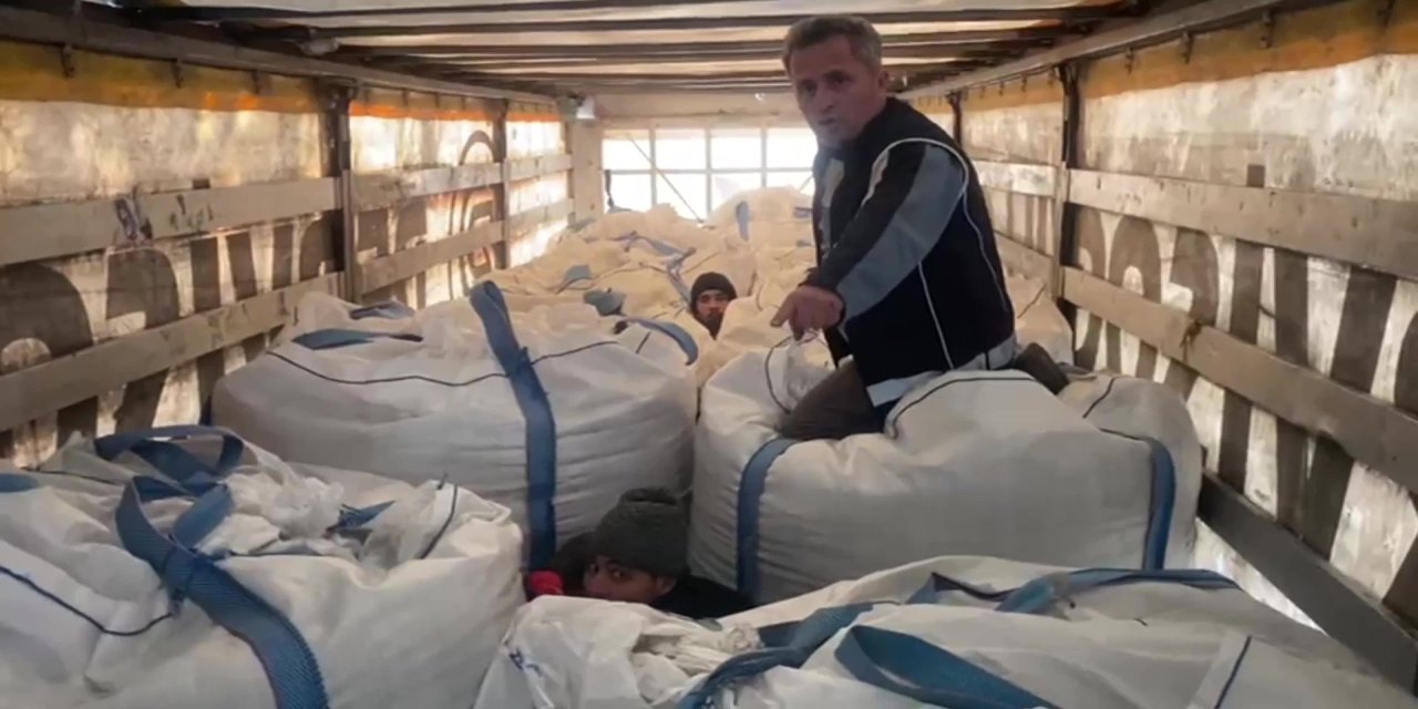 Amasya'da tırda çuvalların arasında 13 kaçak göçmen yakalandı