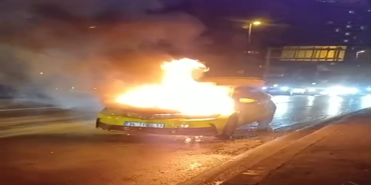 Beyoğlu’nda seyir halindeki ticari taksi alev alev yandı