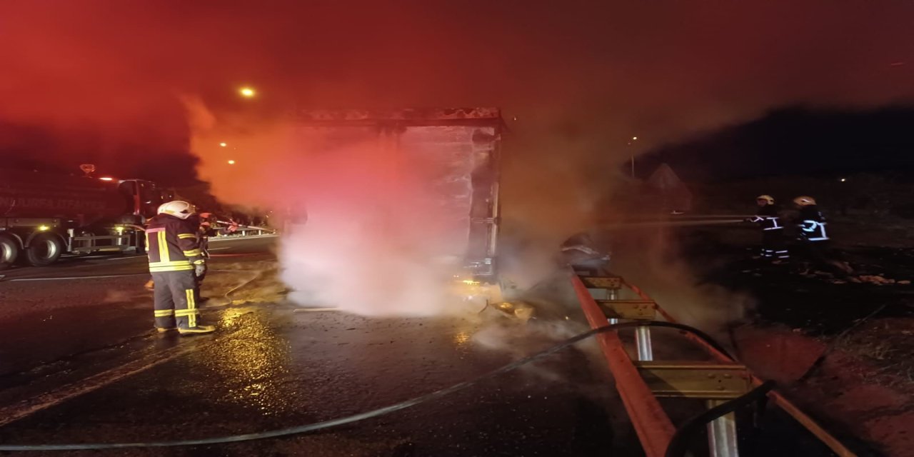 Milyonluk Yükü Taşıyan Tır Yandı: Kargo Küle Döndü